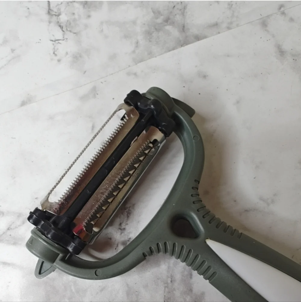 3-in-1 Rotatable Multi-Blade Kitchen Peeler - Serrated, Julienne, Straight